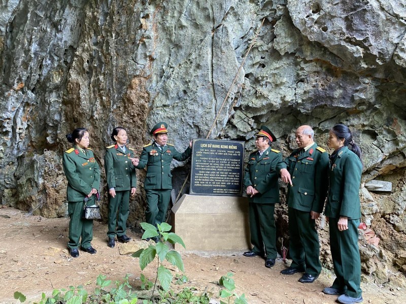 Ветераны 567-го полка посещают пещеру Кенгриенг, где погибли 23 солдата.