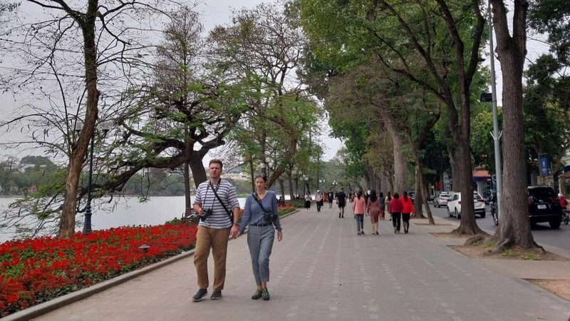 Туристы гуляют вокруг озера Хоанкием. Фото: Лам Нгуен