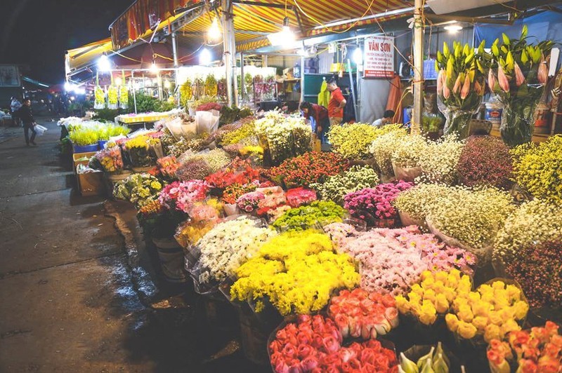 На рынке продается много видов цветов. Фото: Жанг Нам