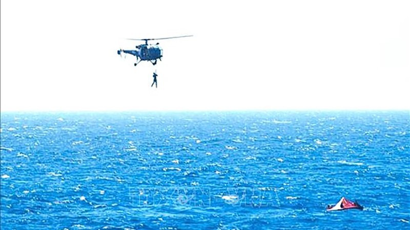 Спасательный вертолет спасает членов экипажа после нападения на грузовое судно в Аденском заливе (Йемен), 6 марта 2024 года. Фото: AFP/ВИА