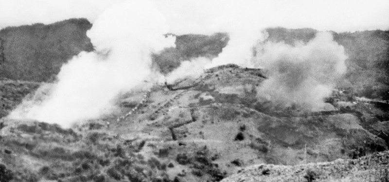 Горят позиции противника на холме Химлам, по которым обстреливалась наша артиллерия, и эти позиции на холме были уничтожены 13 марта, прямо в день открытия кампании. Фото: ВИА