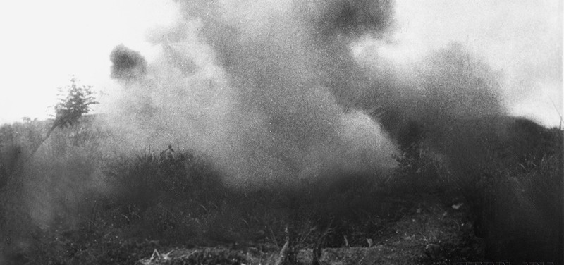 Горят позиции противника на холме Химлам, по которым обстреливалась наша артиллерия, и эти позиции на холме были уничтожены 13 марта, прямо в день открытия кампании. Фото: ВИА