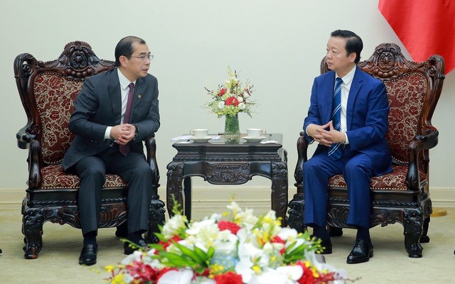 Вице-премьер Чан Хонг Ха и г-наЦяо Сюбинь, генеральный директор группы Energy China. Фото: VGP