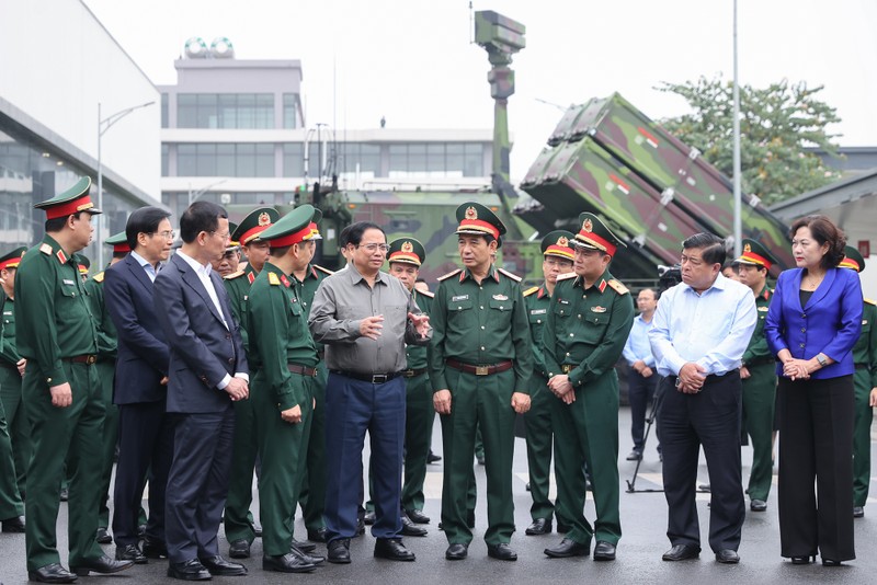 Премьер-министр Фам Минь Тьинь посещает выставку высокотехнологичной продукции корпорации «Вьеттел». Фото: VGP