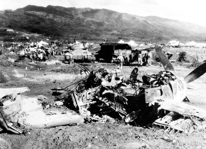 На поле боя под Дьенбьенфу разбросаны обломки самолетов, сбитых и уничтоженных нашими войсками. Фото: ВИА