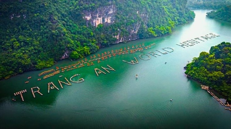 Впервые более 1000 подростков приняли участие в формировании слов «Tràng An World Heritage» на реке Шаокхэ. Фото: Ван Луа - Йен Чинь
