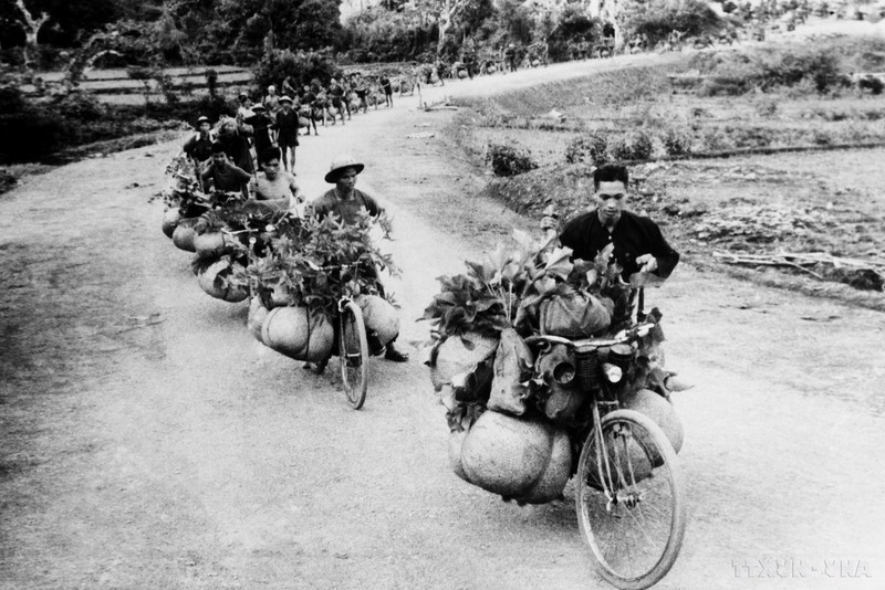 Группа людей с грузовыми велосипедами с длинными рулями, служащих на линии фронта. Фото: ВИА