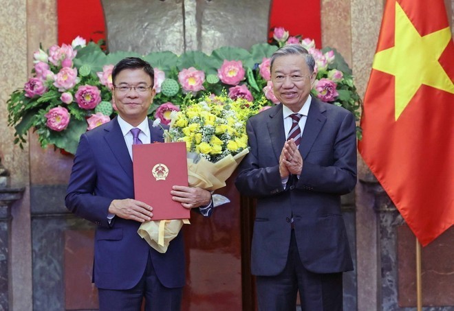 Президент То Лам вручает товарищу Ле Тхань Лонгу Решение о назначении на должности Вице-премьера. Фото: ВИА
