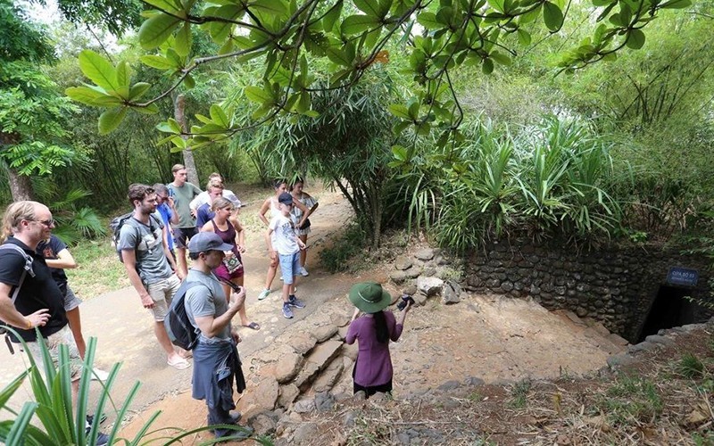 Туристы посещают туннели Виньмок. Фото: Нят Ань