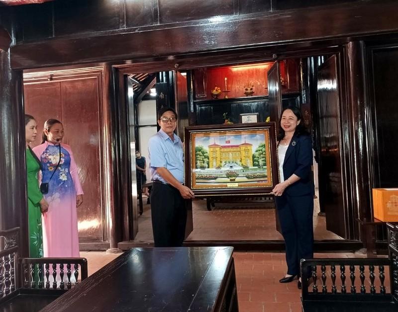 Вице-президент Во Тхи Ань Суан вручает подарок отделению Музея Хо Ши Мина в Биньтхуан.