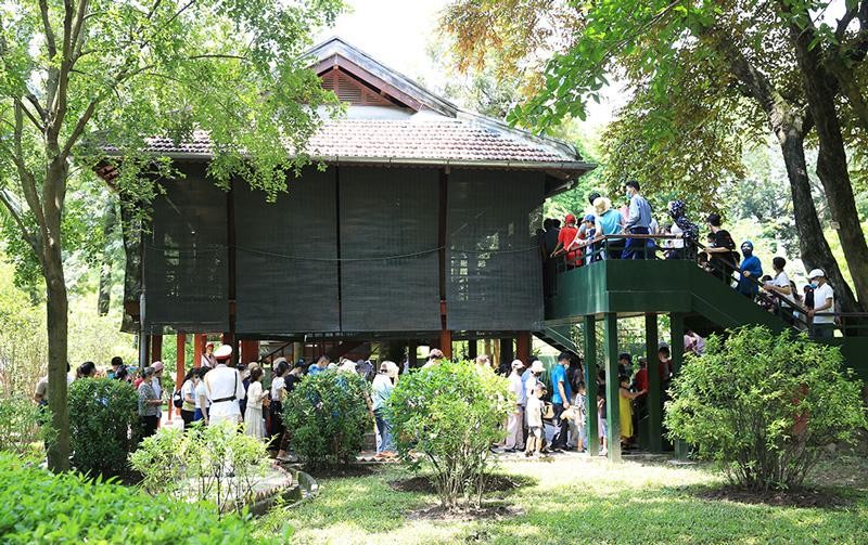 Туристы посещают дом на сваях Дяди Хо. Фото: hanoimoi.com.vn