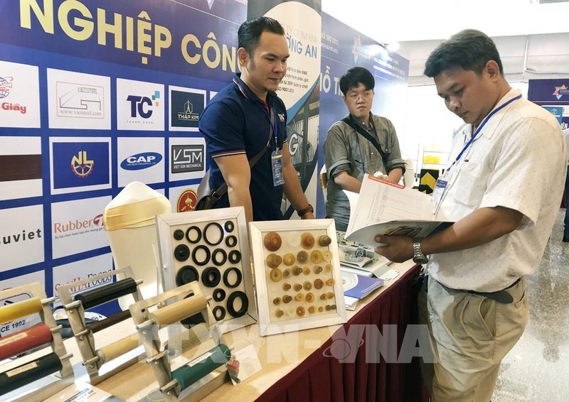 На конференции также представлена продукция вспомогательной промышленности. Фото: VNA