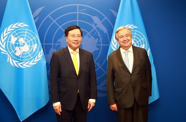 Постоянный вице-премьер Фам Бинь Минь (слева) и Генеральный секретарь ООН Антониу Гутерриш. Фото: VGP