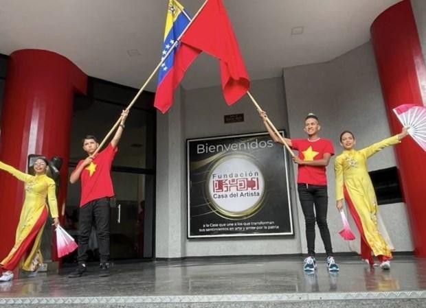 Танец исполняют члены Общества венесуэльско-вьетнамской дружбы во вьетнамских традиционных платьях. Фото: baoquocte.vn