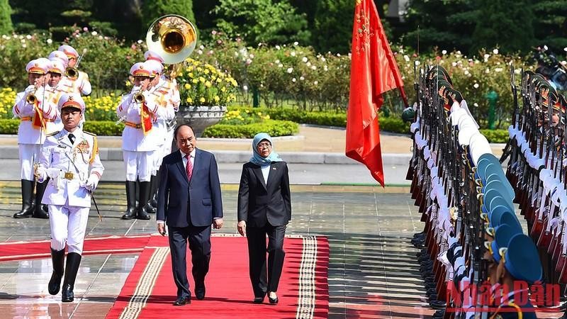 Президент Вьетнама Нгуен Суан Фук и Президент Сингапура Халима Якоб обходят строй почетного караула. 
