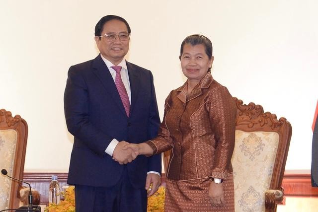 Премьер-министр Фам Минь Тьинь и Вице-премьер Камбоджи Мен Сам Ан. Фото: VGP