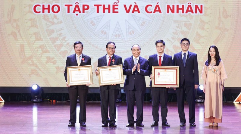 Президент Нгуен Суан Фук вручает Ордена Труда третьей степени сотрудникам Национального экономического университета. Фото: VOV