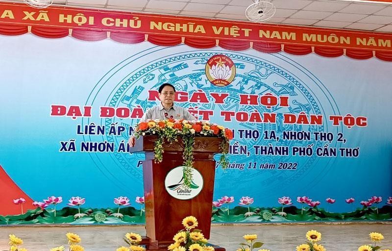 Премьер-министр Фам Минь Тьинь участвует в Дне великого национального единства в общине Ньонай.