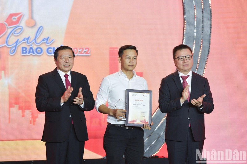Товарищ Ле Куок Минь (крайний справа) и товарищ Лай Суан Мон вручают специальный приз.