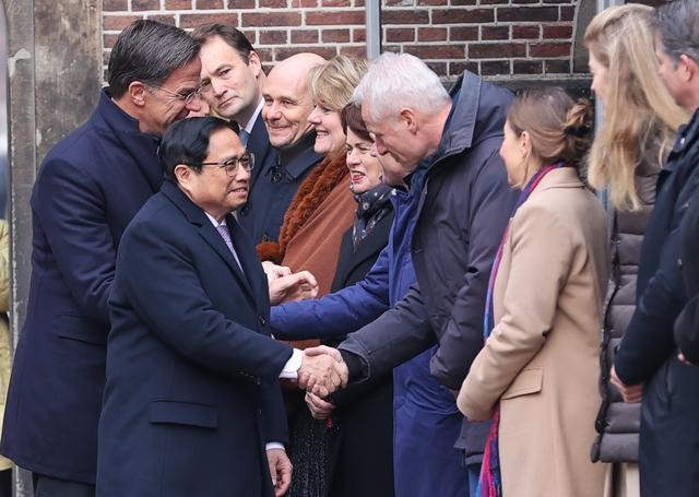 Премьер-министр Марк Рютте представляет членов делегации Нидерландов, участвующих в церемонии встречи вьетнамской делегации. Фото: VGP