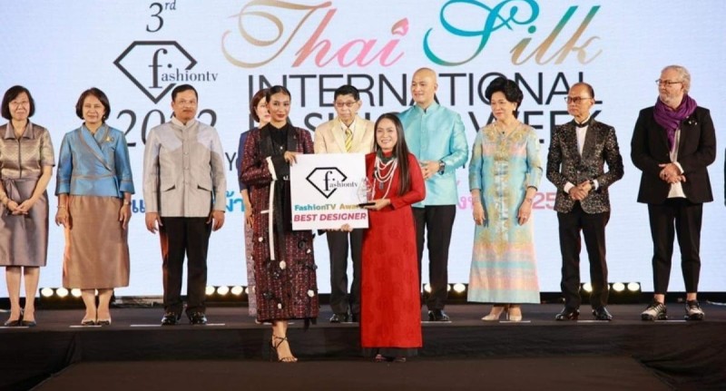 Вьетнамский дизайнер Ле Тхи Лан Хыонг получает приз «Лучший дизайнер». Фото: VOV
