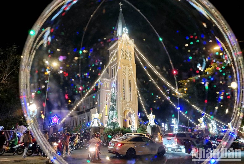 Кафедральный собор г. Далата сквозь шар в канун Рождества.