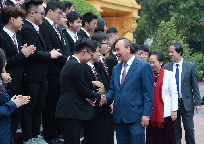 Президент Нгуен Суан Фук встречается с выдающимися учениками. Фото: moet.gov.vn
