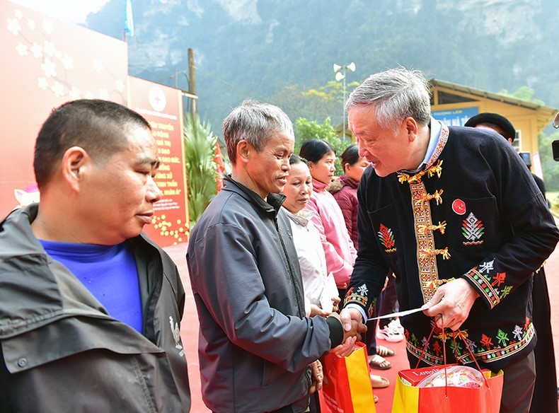 Товарищ Нгуен Хоа Бинь вручает подарки семьям льготной категории в уезде Ламбинь провинции Туенкуанг.