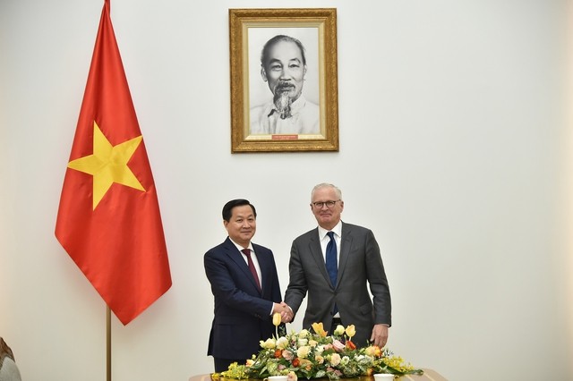 Вице-премьер Ле Минь Кхай и Президент SIA Джон Нойффер. Фото: VGP
