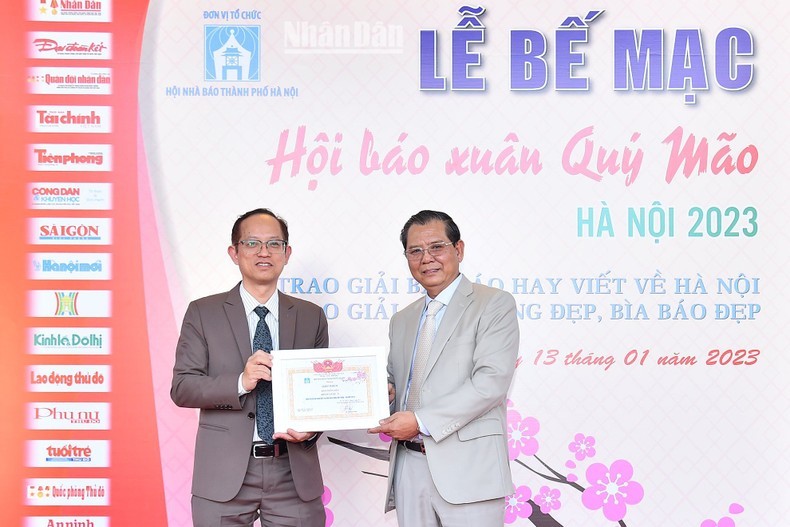 Представитель газеты «Нянзан» (слева) получает приз А за лучший дизайн обложки газеты. Фото: Тхюи Нгуен 