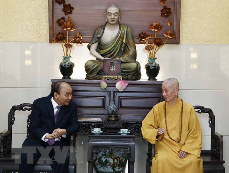 Президент Нгуен Суан Фук (справа) и монах Тхить Чи Куанг. Фото: ВИА