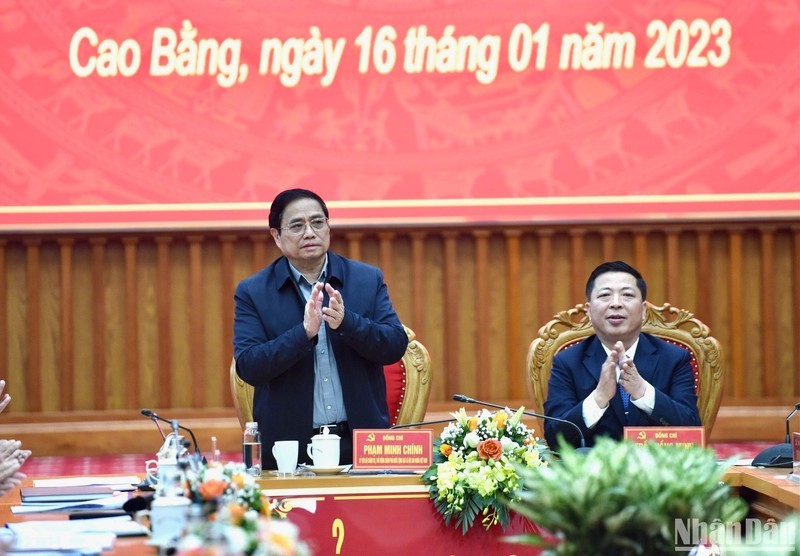 Премьер-министр Фам Минь Тьинь на встрече с руководителями провинции Каобанг.