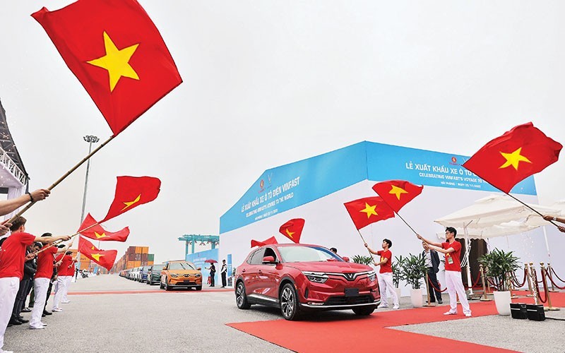 Экспорт первой партии электромобилей VinFast знаменует прогресс вьетнамского автопрома. Фото: Фыонг Линь