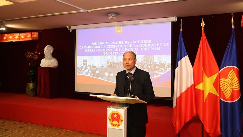 Посол Динь Тоан Тханг выступает на церемонии.