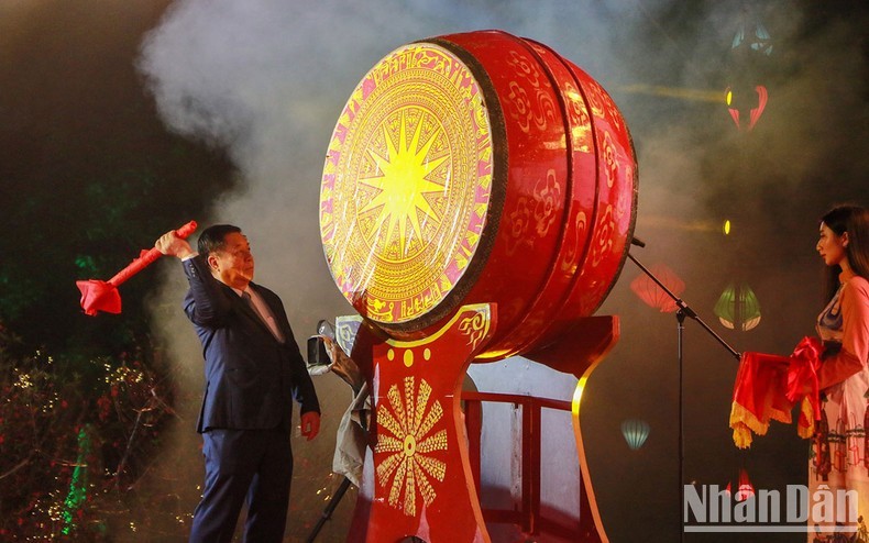 Товарищ Нгуен Чонг Нгиа бьет в барабан в знак открытия вечера поэзии.