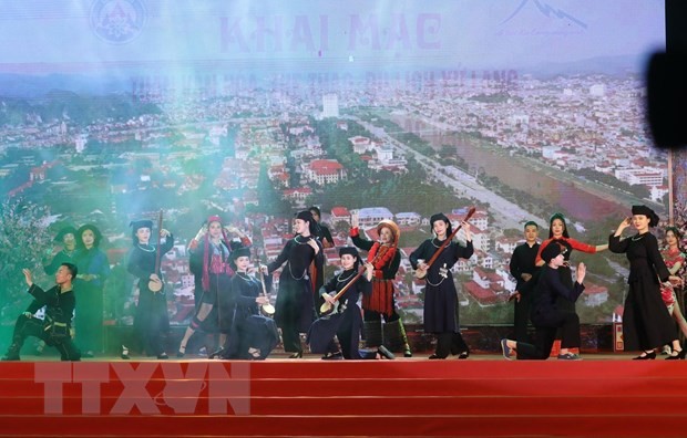 Представление традиционных костюмов на открытии Недели культуры, спорта и туризма провинции Лангшон 2023 года. Фото: ВИА