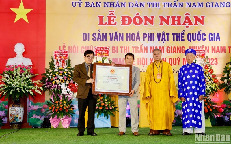 Представитель Департамента культурного наследия при Министерстве культуры, спорта и туризма вручает сертификат представителям властей и жителей городка Намжанг. 