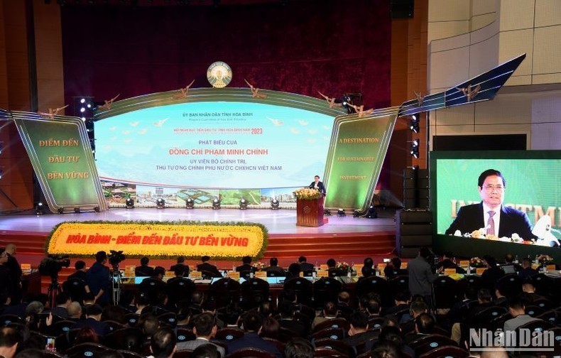 Премьер-министр Фам Минь Тьинь выступает на конференции по продвижению инвестиций в провинции Хоабинь. 