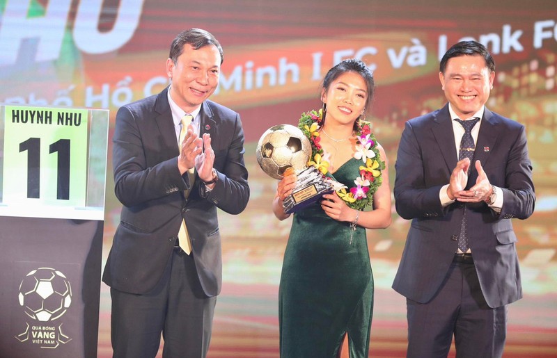 Уже в пятый раз нападающая Хюинь Ньы выиграла Золотой мяч Вьетнама. Фото: tuoitre.vn