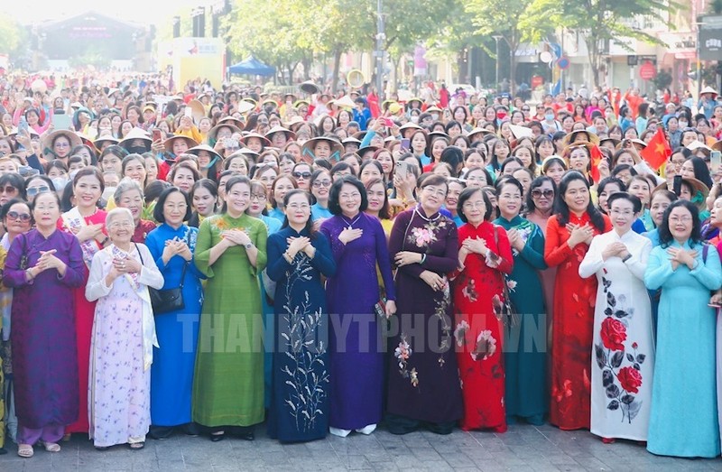 Шествие в традиционных платьях привлекло к участию более 3 тыс. вьетнамских женщин. Фото: hcmcpv.org.vn