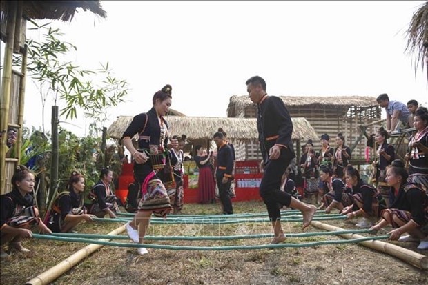 Танец с бамбуковыми шестами народностей Хому в провинции Дьенбьен на фестивале. Фото: ВИА