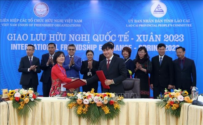 Церемония подписания документов о сотрудничестве между иностранными НПО и провинцией Лаокай. Фото: ВИА