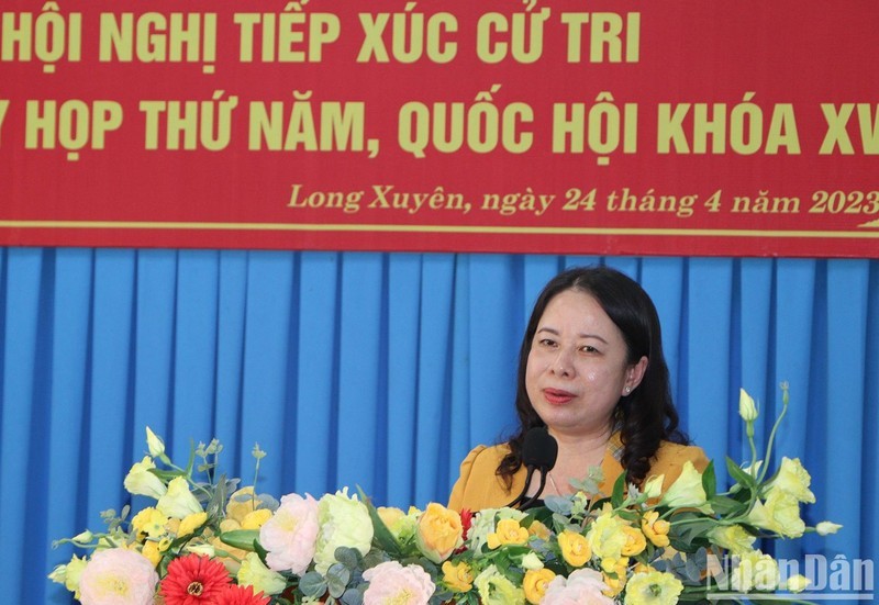 Вице-президент Во Тхи Ань Суан выступает на встрече с избирателями. 