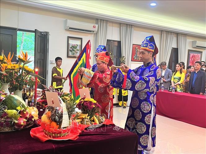 Вьетнамцы в Малайзии воскуряют благовония в память о королях Хунгах. Фото: ВИА 