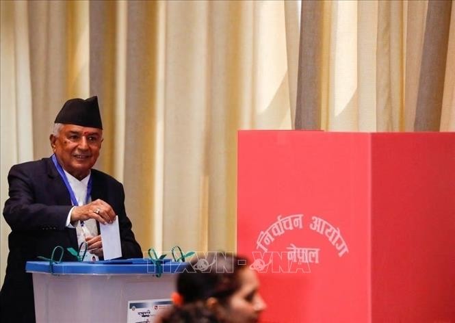 Г-н Рам Чандра Поудель голосует за избрание президента в Национальной ассамблее Непала в Катманду, 9 марта 2023 года. Фото: Рейтер/ВИА