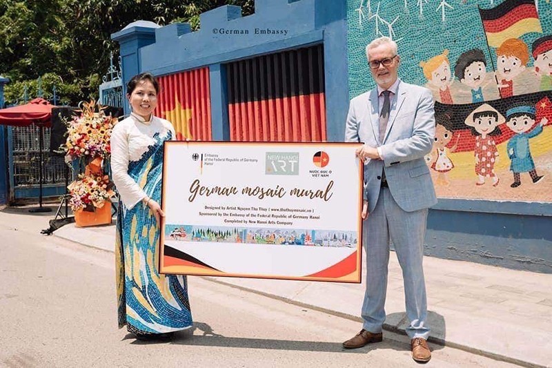 Посол Германии во Вьетнаме Гвидо Хильднер и художница Тху Тхюи на церемонии открытия картины. 