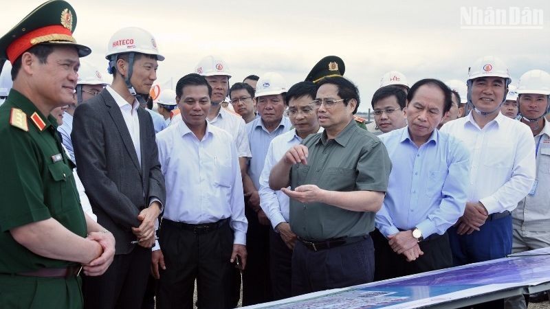 Премьер-министр Фам Минь Тьинь работает с компетентными подразделениями по строительству причалов в Порту международных ворот Хайфон. 