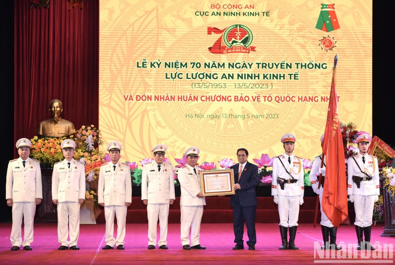 Премьер-министр Фам Минь Тьинь вручает Орден Защиты Отечества 1-й степени Управлению экономической безопасности. Фото: Чан Хай