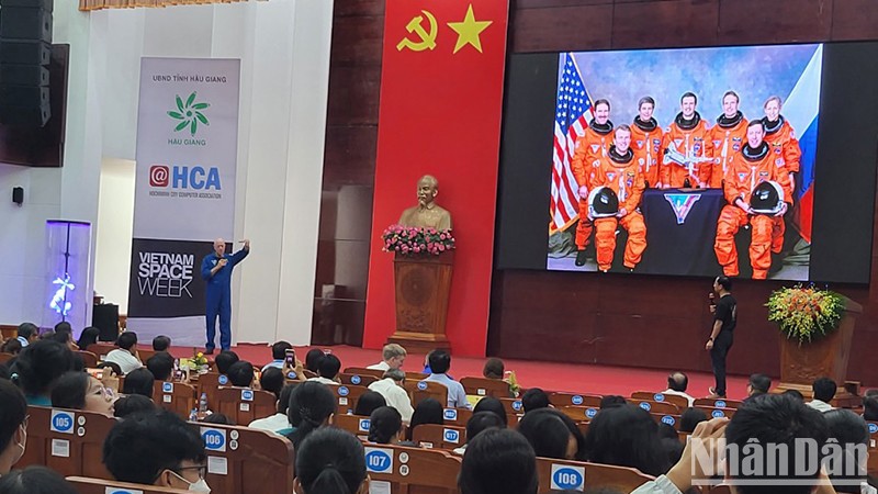 Презентация о космонавтах на открытии Недели космоса Вьетнам-Хаужанг.