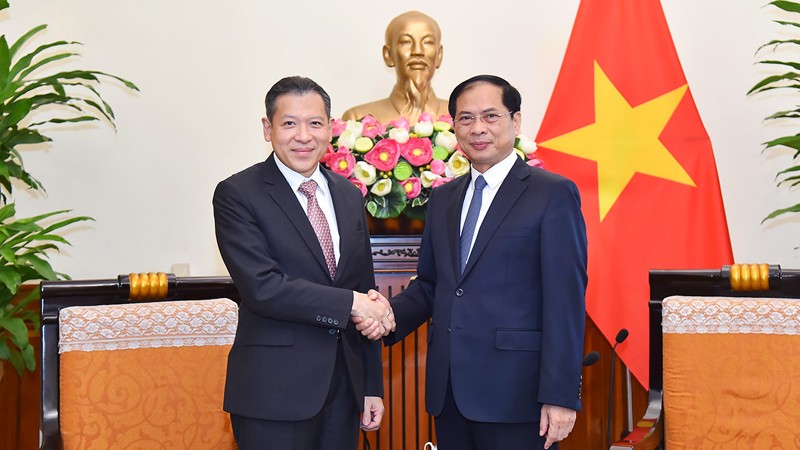 Министр Буй Тхань Шон (справа) и Постоянный заместитель министра иностранных дел Таиланда Сарун Чароэнсуван. Фото: МИД Вьетнама